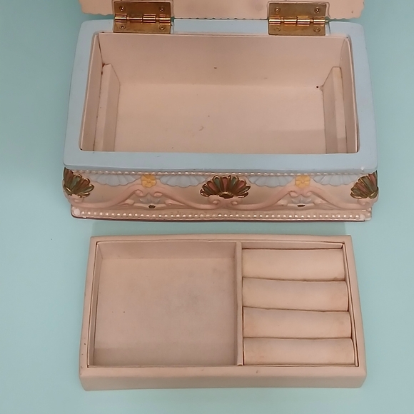 Vintage Sculpted Resin Jewelry Box With Cherub Design - Picture 5 of 14